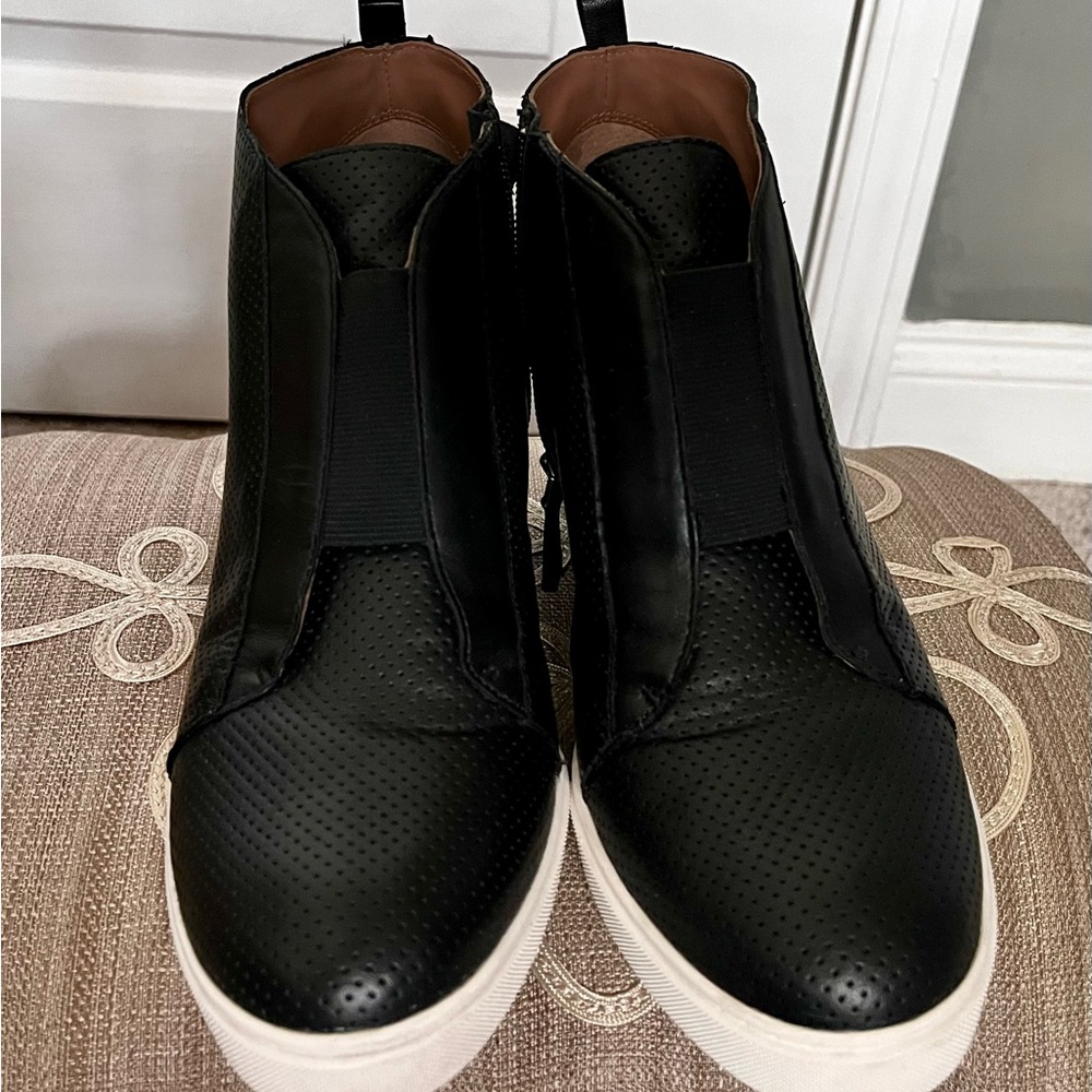 Linea Paolo Felicia Black Perf Napa Wedge Bootie-size 9.0